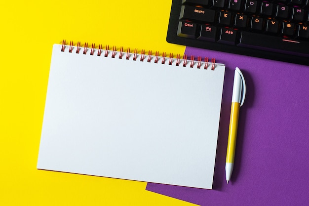 Table de bureau avec vide et clavier.