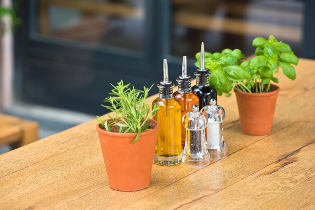 Table de café aux herbes et condiments