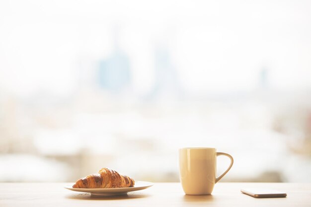 Table avec café et croissant