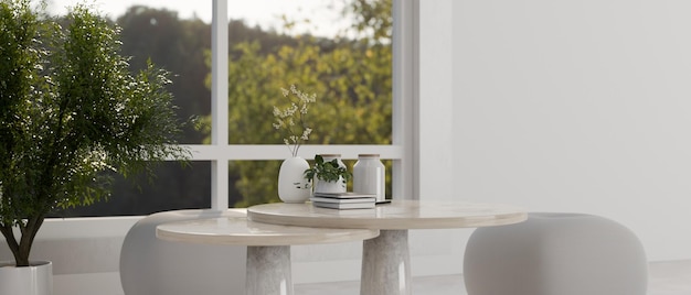 Une table à café en marbre et une plante d'intérieur près de la fenêtre dans un salon blanc moderne