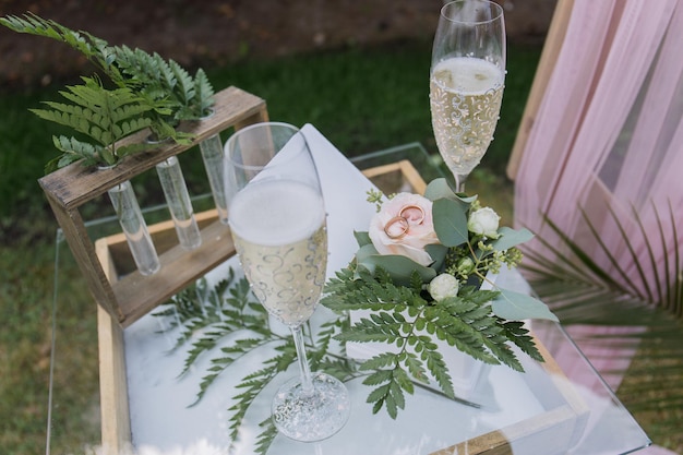 Table de cérémonie de mariage avec verres et bagues