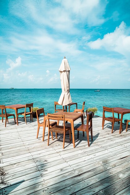 table et chaise en bois avec fond vue mer aux Maldives