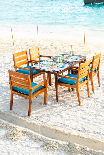 Table Et Chaise En Bois Sur La Plage Avec Vue Sur La Mer Aux Maldives