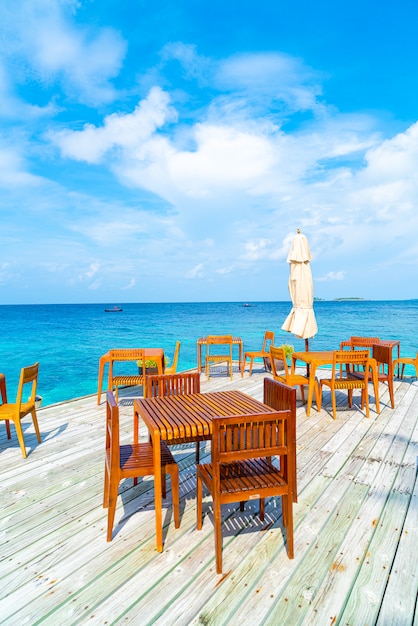 table et chaise en bois avec vue sur la mer aux Maldives