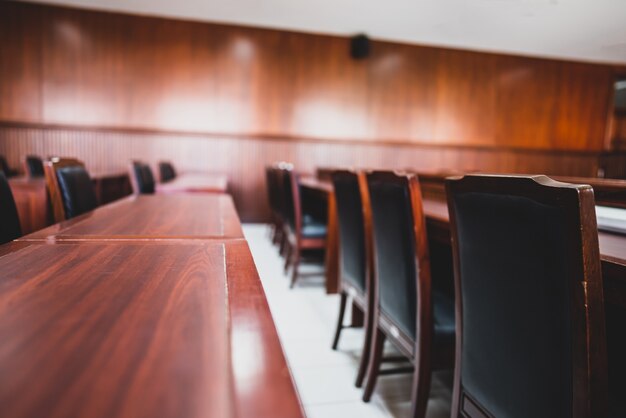 Table et chaise dans la salle d'audience de la magistrature.