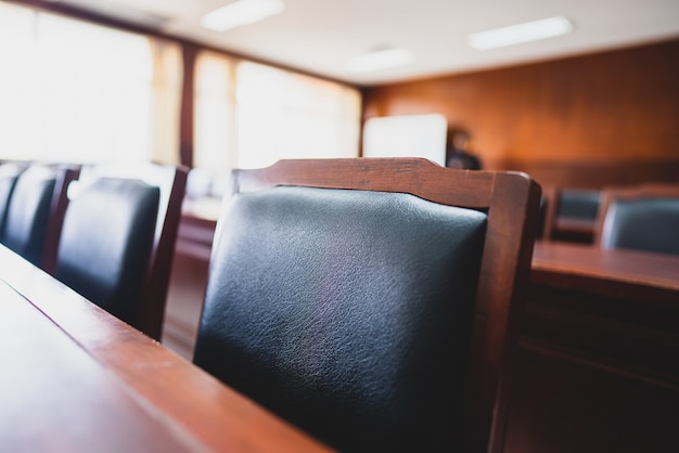 Table et chaise dans la salle d'audience de la magistrature.