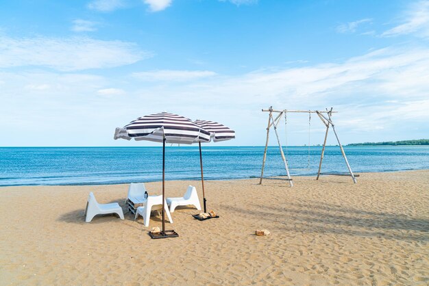 table et chaise extérieure de patio vide sur la plage avec le fond de plage de mer