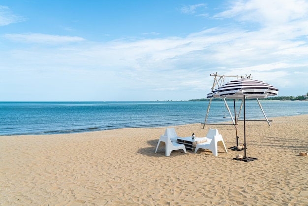 table et chaise extérieure de patio vide sur la plage avec le fond de plage de mer