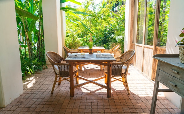 table et chaise de patio extérieur ou table à manger extérieure