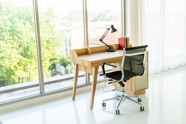 table et chaise pour travailler à la maison