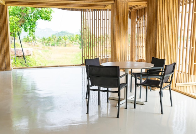 table et chaise vides au restaurant avec vue sur la nature