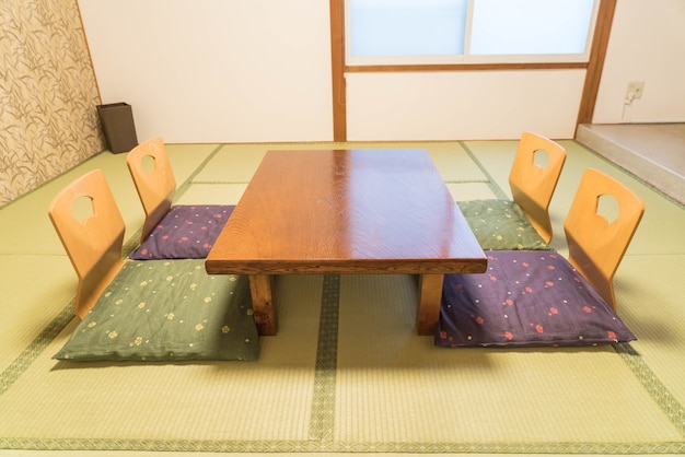 table et chaise vides dans la chambre