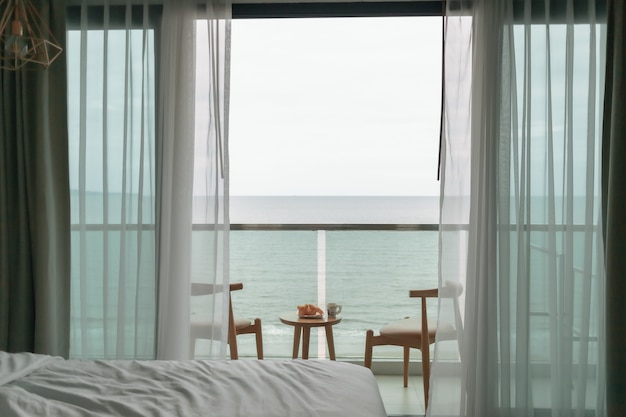 Table Et Chaises Sur Le Balcon Avec Concept D'été Vue Mer