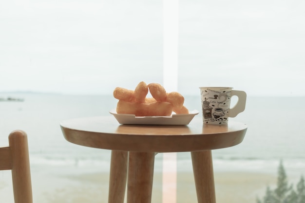 Photo table et chaises sur le balcon avec concept d'été vue mer