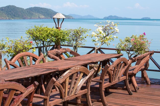 Table et chaises avec une belle vue sur la mer Island Koh Chang Thaïlande