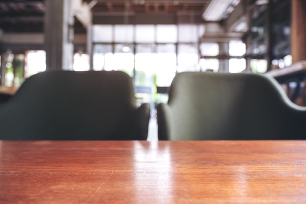 Table et chaises en bois au café