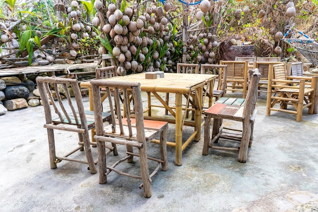 Table et chaises en bois dans un café de plage vide à côté de l'île de mer Koh Phangan Thaïlande