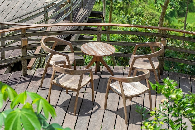 Table et chaises en bois dans un café tropical vide à côté des rizières en terrasses de l'île de Bali, Indonésie, gros plan