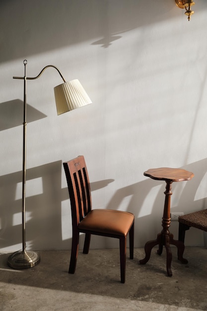 Table et chaises en bois avec lampe au mur