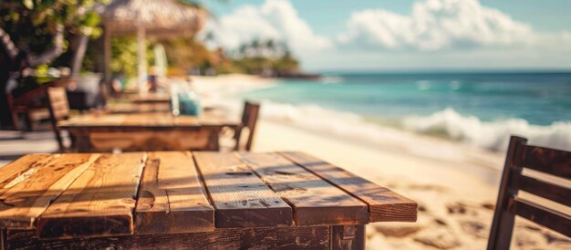 Table et chaises en bois vides dans des restaurants au bord de la plage