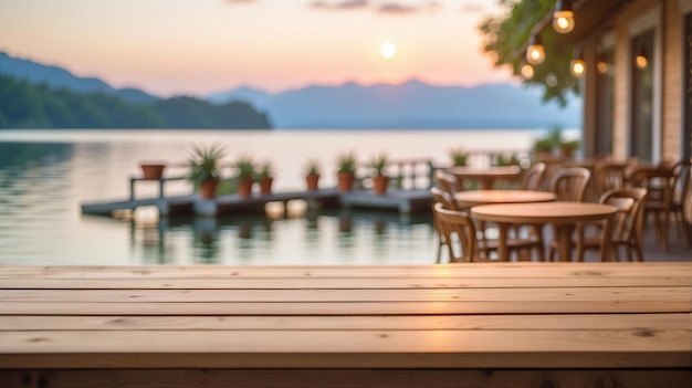 une table avec des chaises et un coucher de soleil en arrière-plan