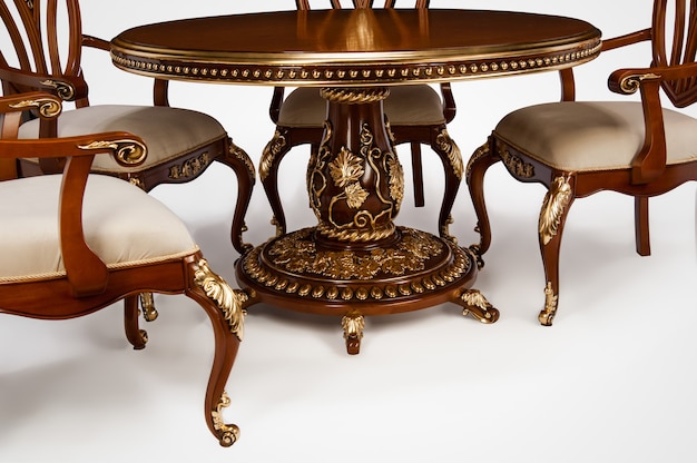 Table et chaises de cuisine de luxe en plaqué or de style baroque