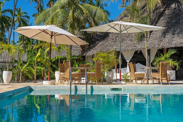 Table et chaises dans un café vide à côté de la piscine de l'île de Zanzibar Tanzanie