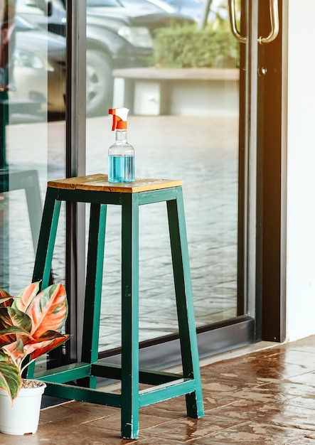 Photo table et chaises dans une fenêtre en verre