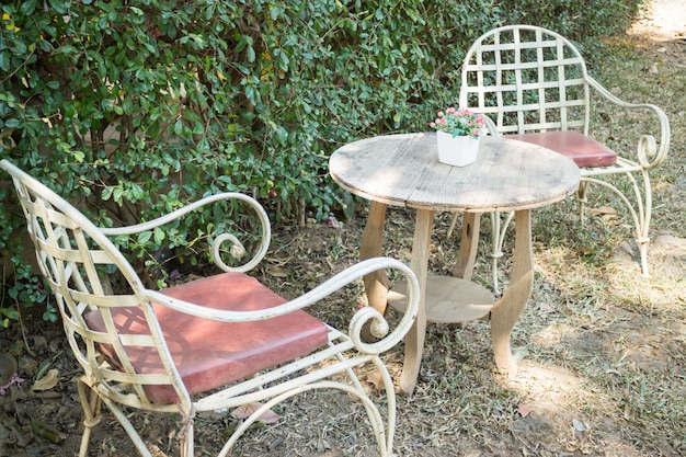 Photo table et chaises debout dans le jardin avec des ombres