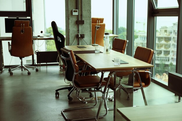 Photo une table avec des chaises un espace de travail