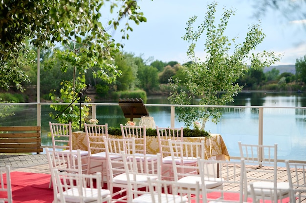 Table et chaises de mariage sur la rive du lac