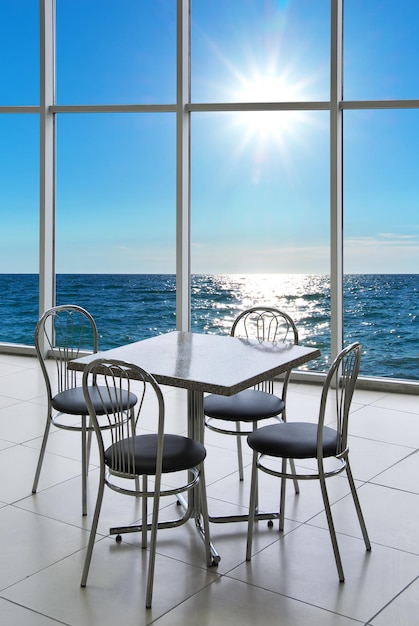 Table et chaises sur la mer. Composition naturelle.