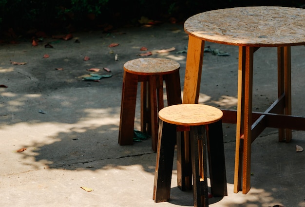 Table et chaises par beau temps