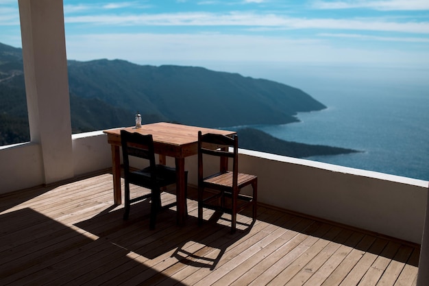 Table et chaises sur la plage touristique dans les montagnes paysage panoramique des montagnes turques et de la mer