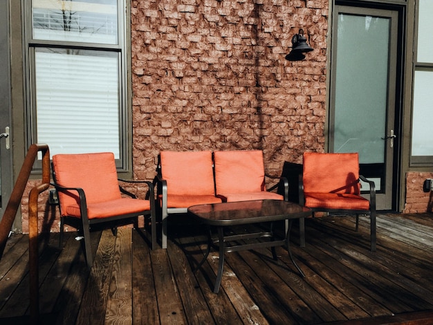 Photo table et chaises sur plancher en bois