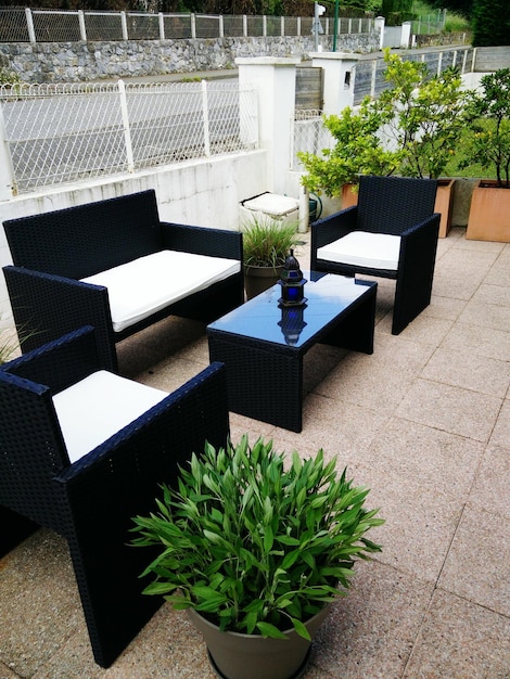 Photo table et chaises près des plantes en pot dans le patio