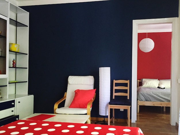 Table et chaises rouges à la maison