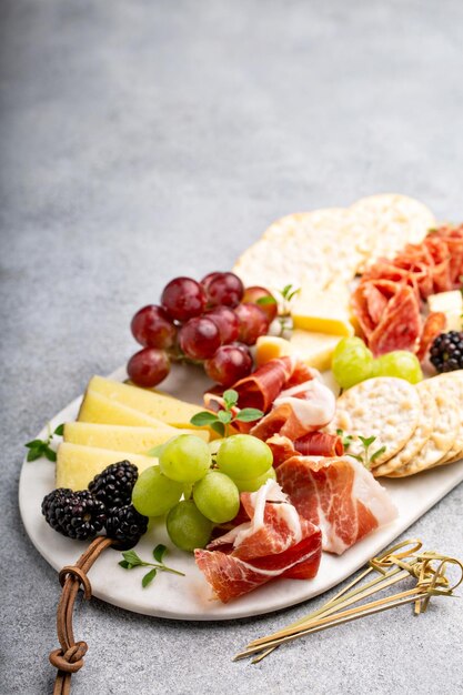 Photo table de charcuterie d'été avec viande au fromage et fruits