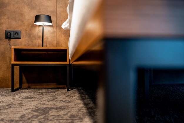 Table de chevet avec lampe dans la chambre d'hôtel