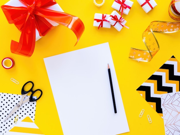 Table avec des choses pour préparer des coffrets cadeaux