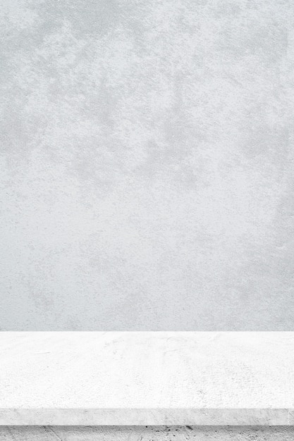 Table de ciment blanc vide sur fond de mur de ciment gris