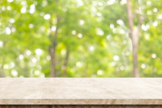 Table de ciment brun vide sur fond de parc nature verdoyant flou, montage d&#39;affichage de produit