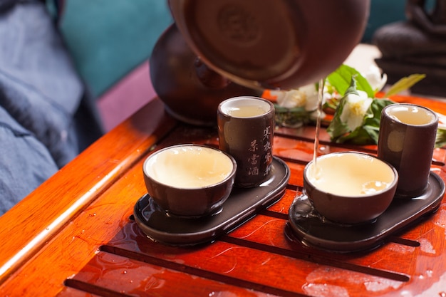 Table close-up avec faïence pour la cérémonie du thé chinois