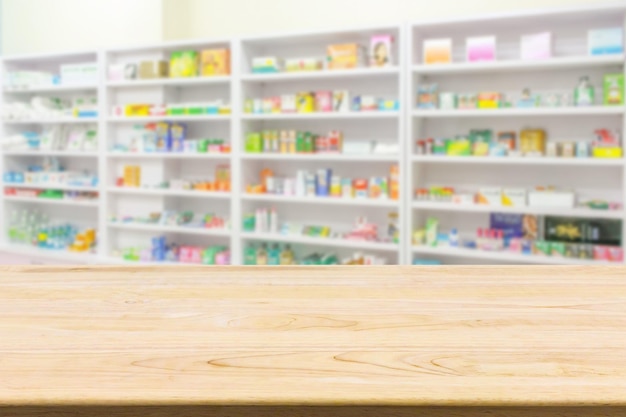 Table de comptoir de pharmacie de pharmacie avec des médicaments et des produits de santé sur des étagères