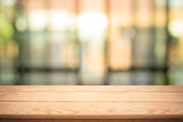 table de coordination en bois sur fond de nature, espace disponible pour le produit