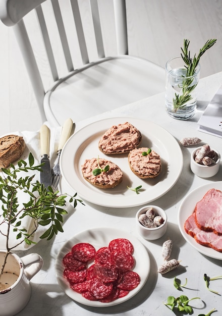 Table couverte de saucisses et pâtés sandwichs.