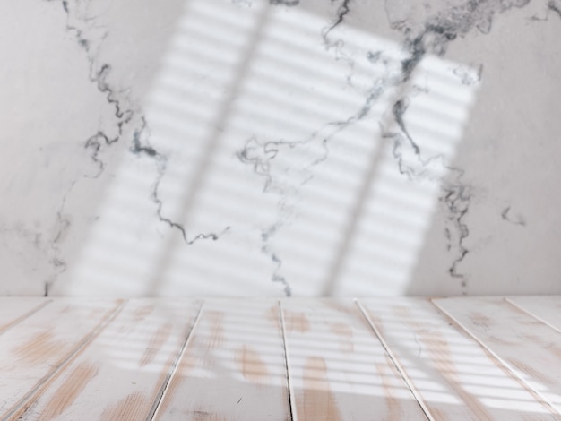 Table De Cuisine Blanche Vide Avec La Lumière De La Fenêtre