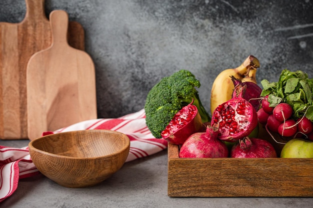 Table de cuisine avec bol vide fruits et légumes