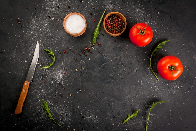 Table de cuisine avec un couteau, des épices et des herbes