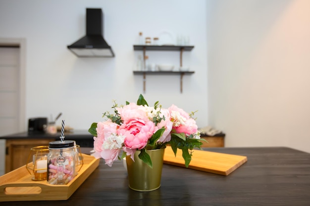 Table de cuisine avec des fleurs et un plateau Bel intérieur de cuisine